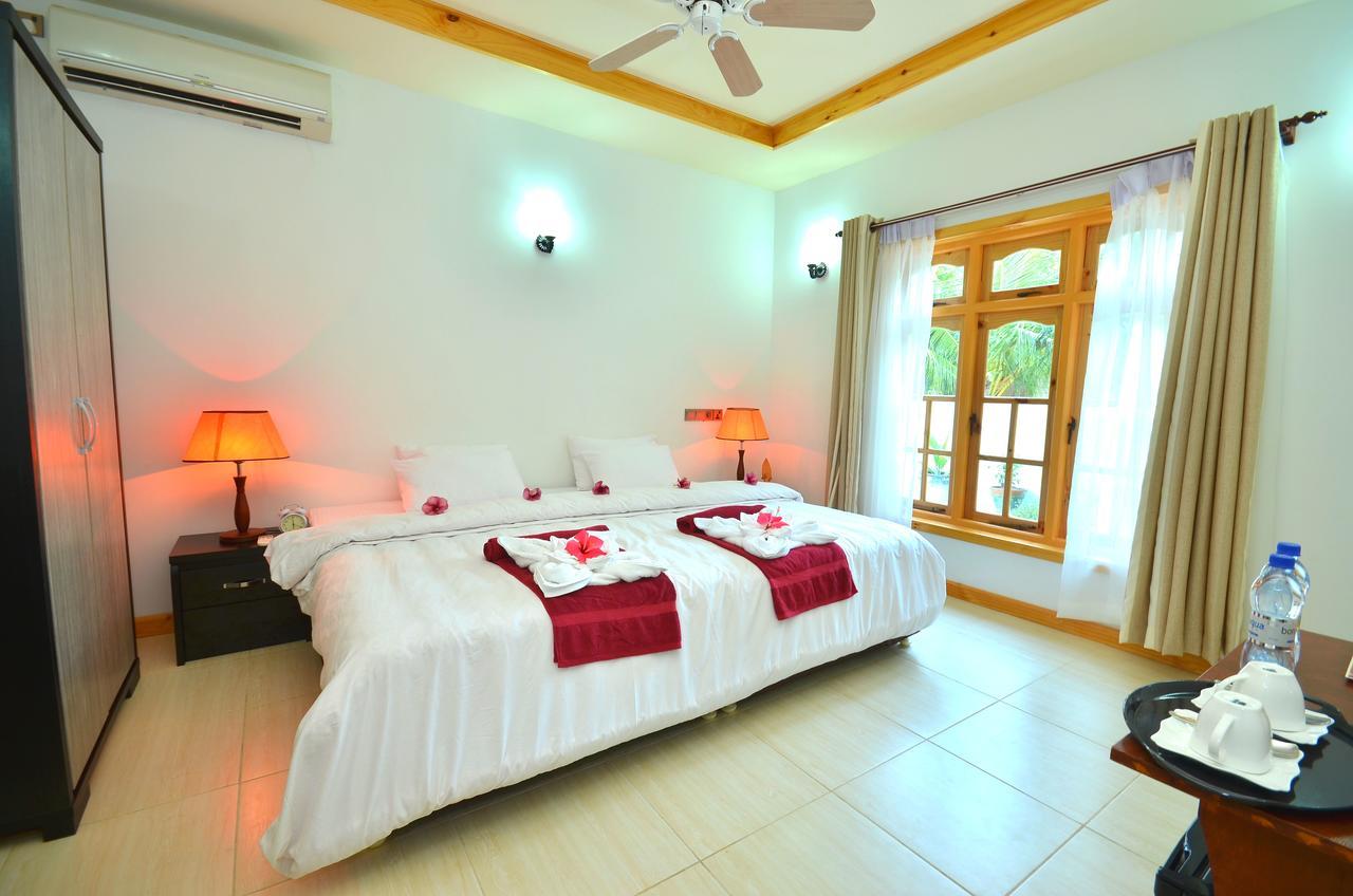 Athiri Inn Ukulhas Island Exterior photo