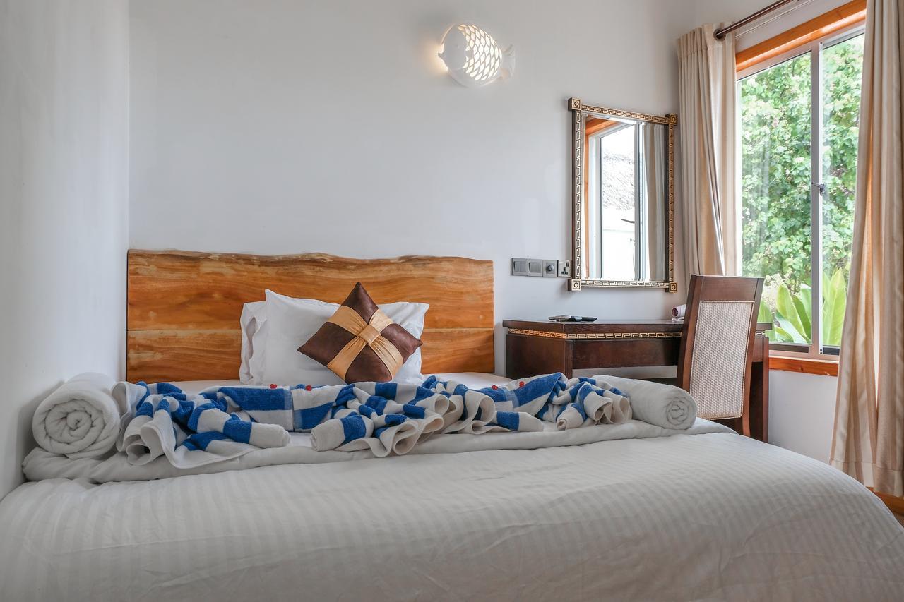 Athiri Inn Ukulhas Island Exterior photo
