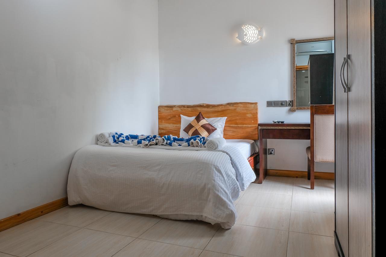 Athiri Inn Ukulhas Island Exterior photo