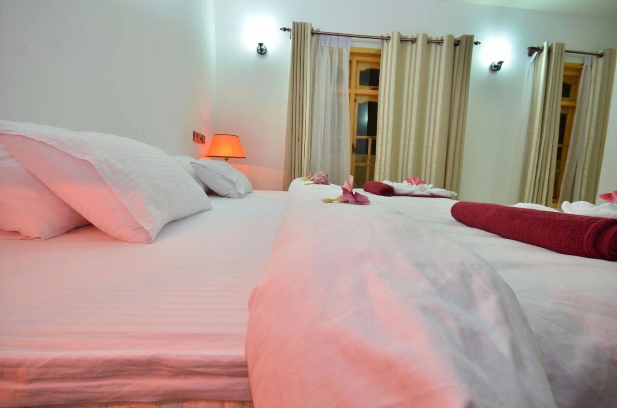Athiri Inn Ukulhas Island Exterior photo